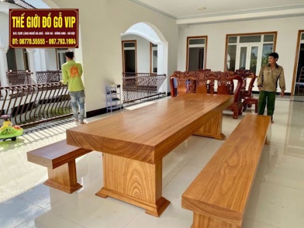 Bộ bàn ghế gỗ nguyên khối thường có trọng lượng và kích thước lớn hơn các loại bàn ghế khác
