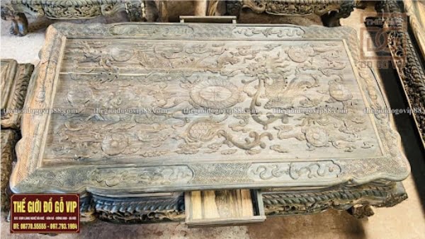 Bàn lớn gỗ mộc được điêu khắc tỉ mỉ, hoa văn nổi bật, chân thật