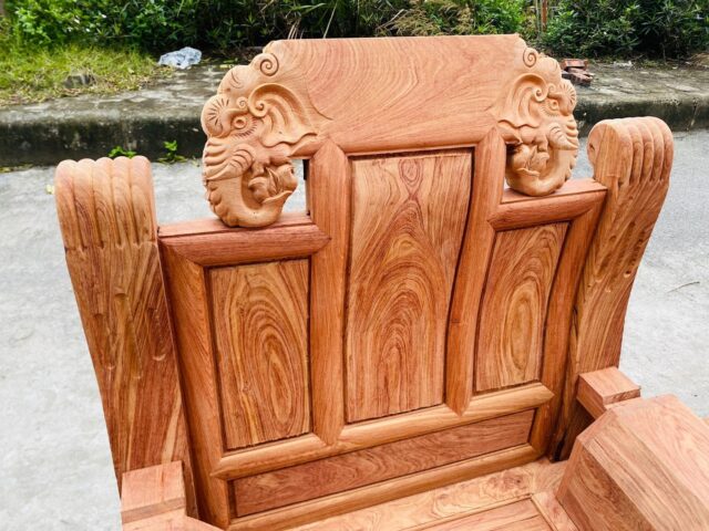 Bàn ghế Âu Á chương voi được làm từ gỗ hương đá quý hiếm