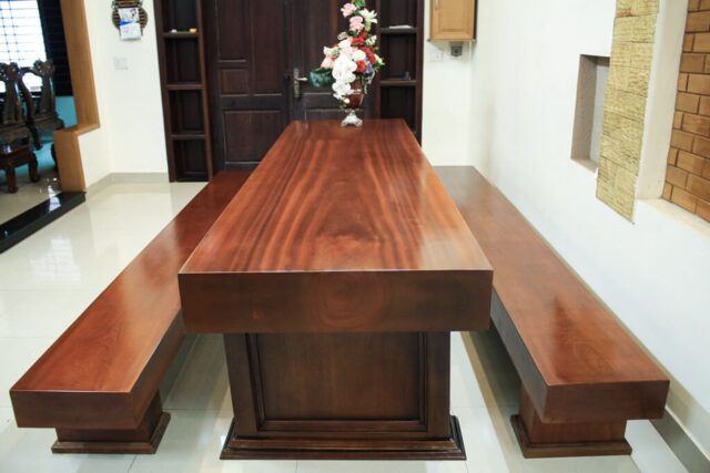 Bàn ghế gỗ nguyên khối mang đến vẻ đẹp sang trọng, đẳng cấp cho phòng khách