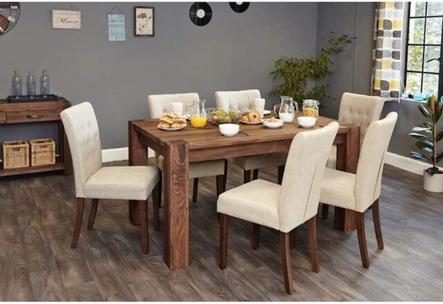 Bộ bàn ăn bằng gỗ với ghế nhưng mang đến sự thoải mái