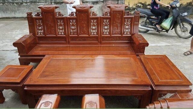 Bộ bàn ghế gỗ hoàng gia với thiết kế độc đáo