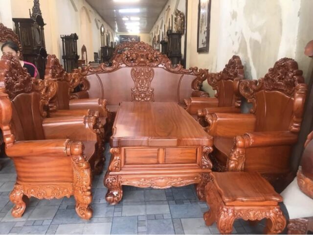 Bộ bàn ghế gỗ hoàng gia với thiết kế tinh tế, quý tộc