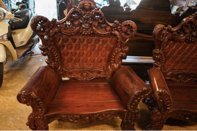 Ghế gỗ hoàng gia với hoạ tiết chạm khắc tinh xảo