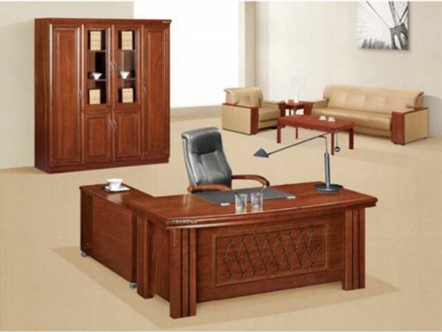 Mẫu bàn giám đốc gỗ với thiết kế đơn giản