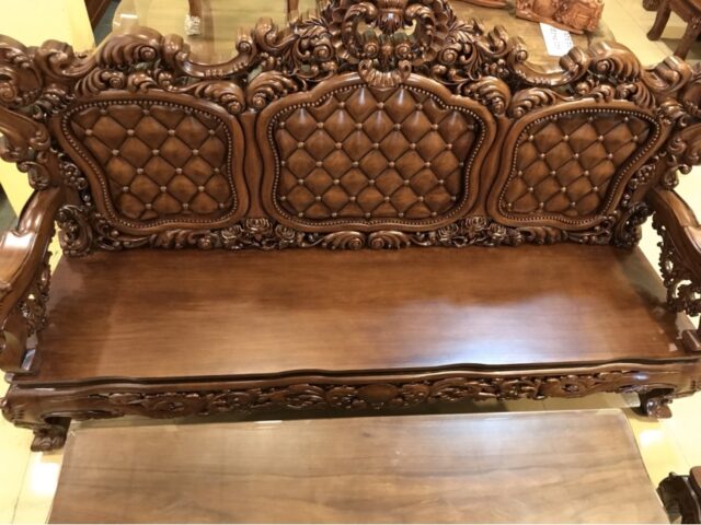 Mẫu ghế gỗ hoàng gia với các hoạ tiết công phu, ấn tượng