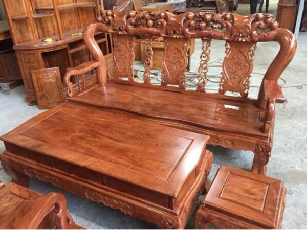 Mẫu bàn ghế được làm bằng gỗ hương đá sẽ giúp ngôi nhà của bạn thêm phần sang trọng và cổ điển hơn
