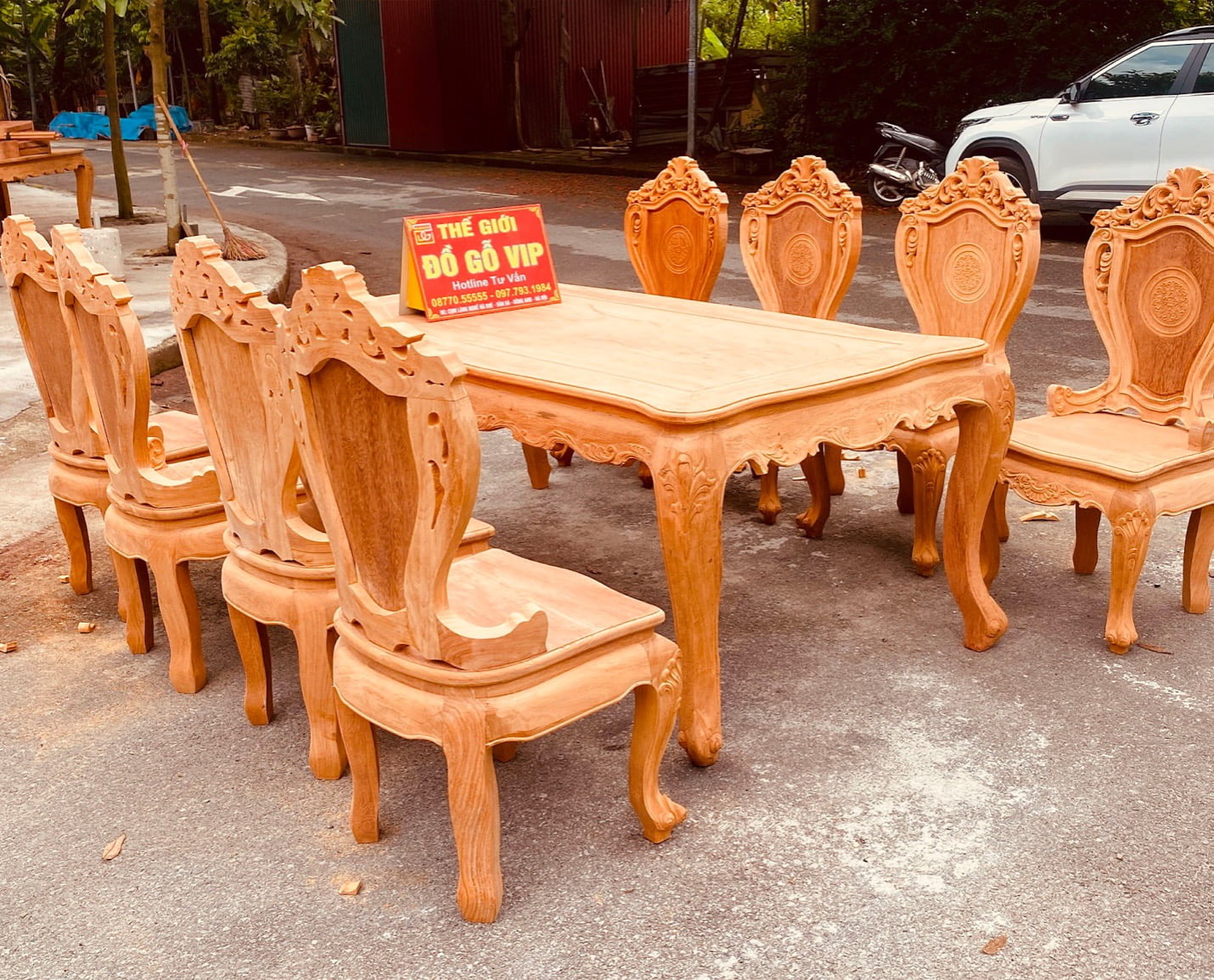 Bộ bàn ăn hoàng gia 8 ghế gỗ gõ đỏ được nhiều khách hàng ưa chuộng