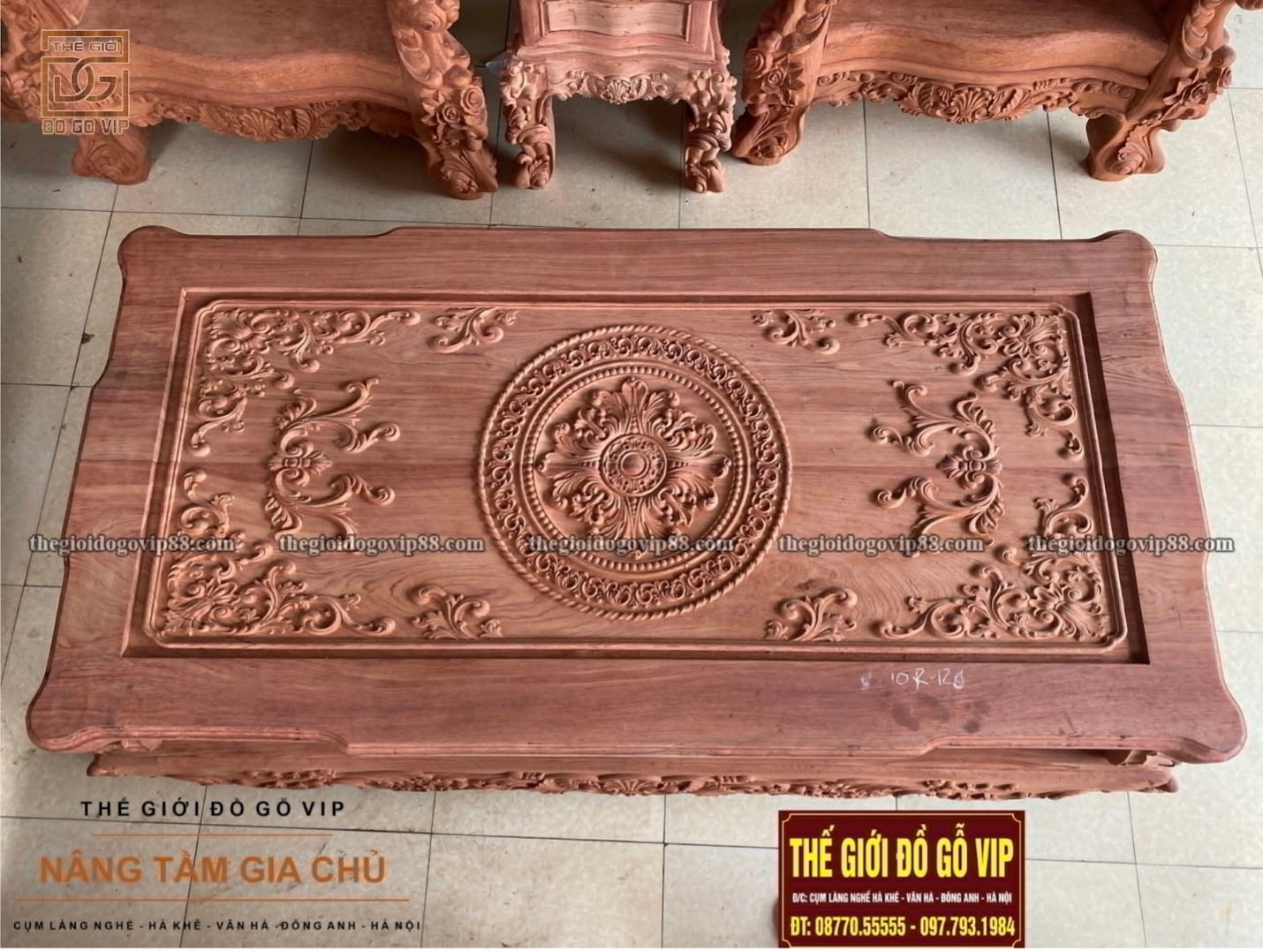 Mặt bàn của bộ bàn ghế sofa hoàng gia lá tây 10 món gỗ hương đá được chạm khắc tỉ mỉ