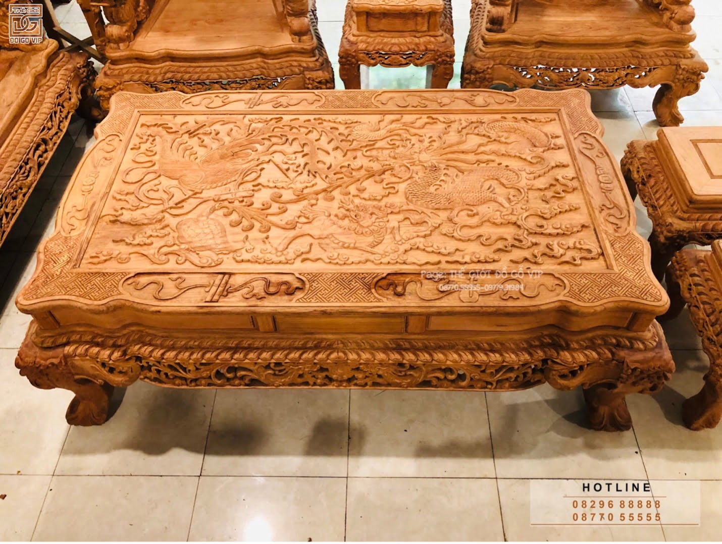 Mặt bàn với hoa văn được chạm khắc tỉ mỉ của bộ bàn ghế rồng đỉnh gỗ hương đá 12 món